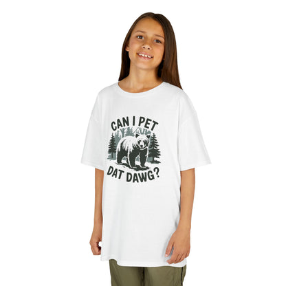 Girl wearing a white "Can I Pet Dat Dawg" meme kids T-shirt with a playful dog graphic. Part of the Vivid Divergence Sensory Friendly Kids Shirts Range. The perfect T-shirt for sensory-sensitive kids and comes with a Sensory Satisfaction Promise.